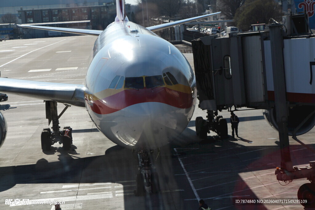 机场停靠的大型客机