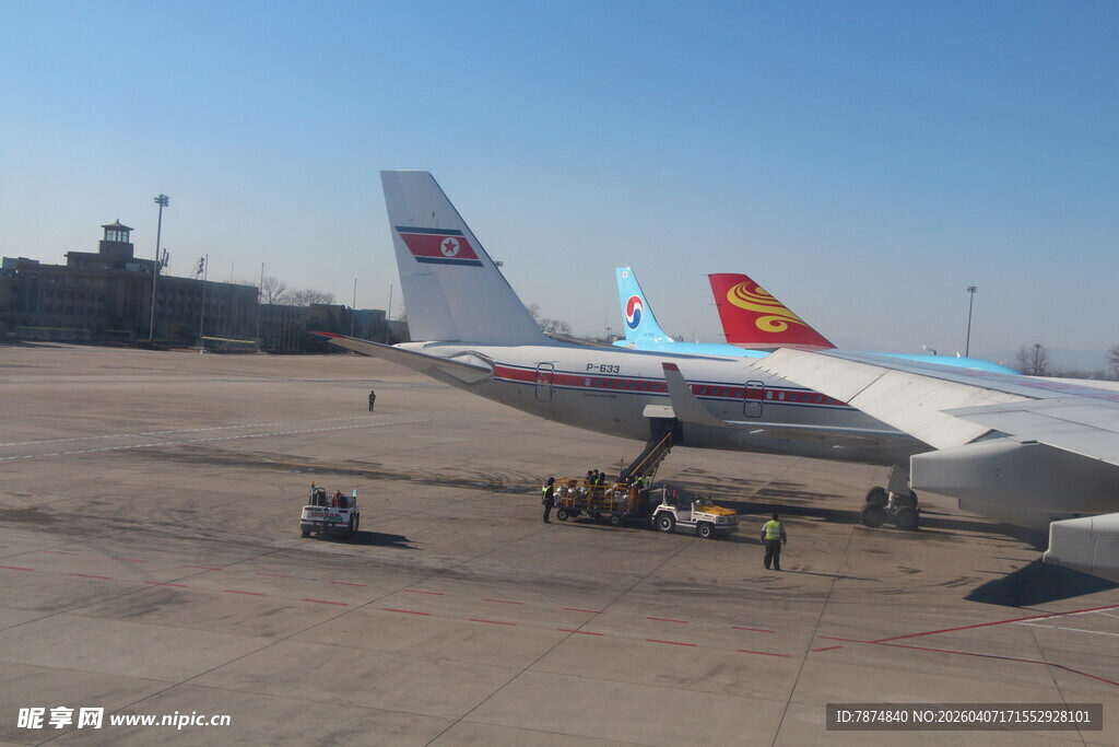 机场停放的多架民航飞机