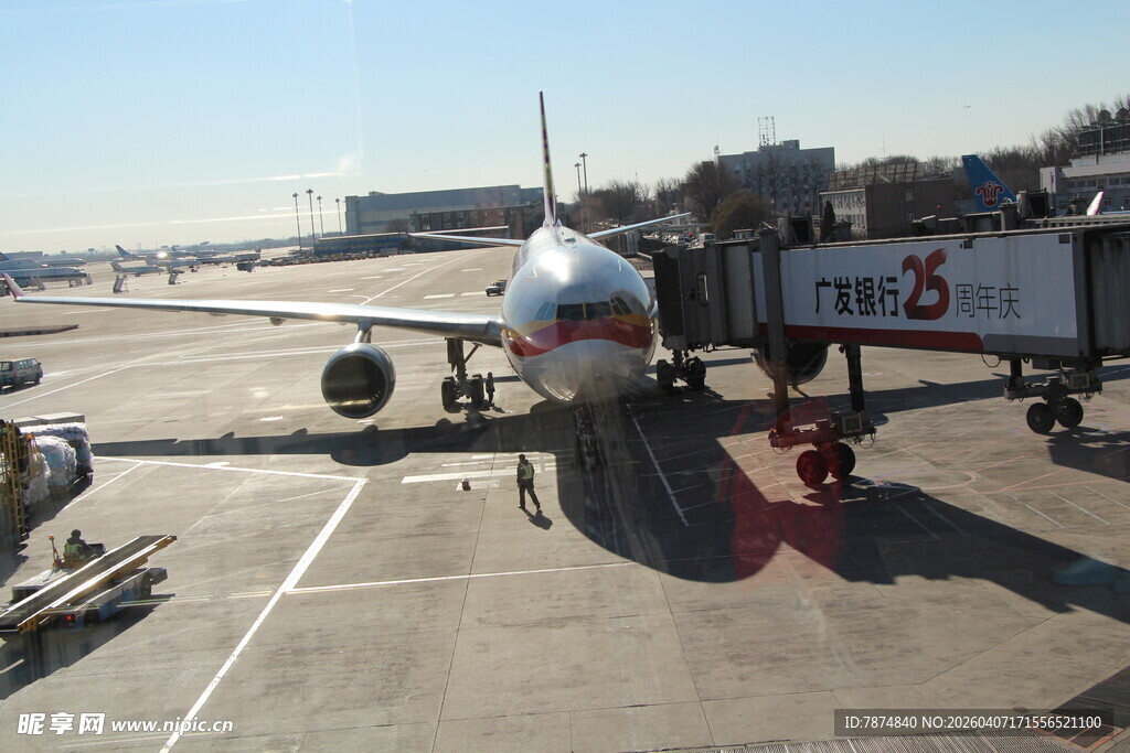 机场停机坪上的客机