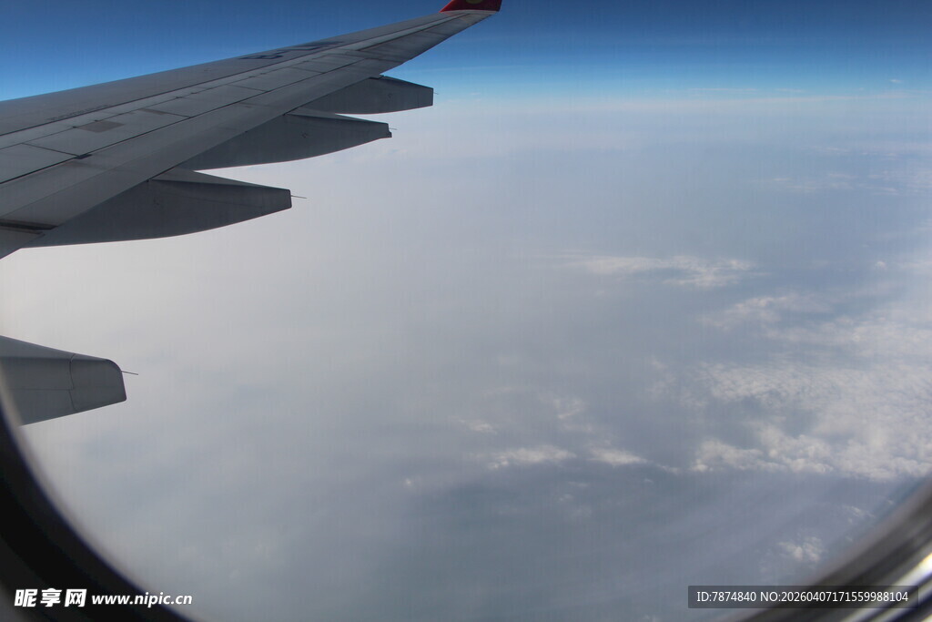 飞机舷窗视角的云端景观