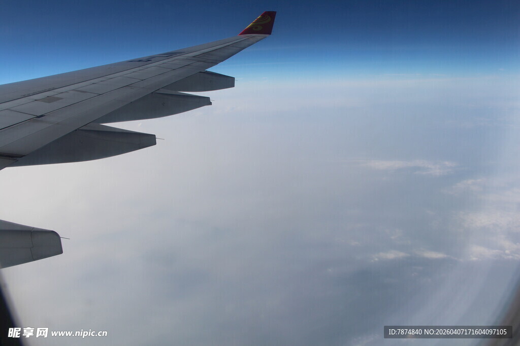 飞机机翼外的高空风景