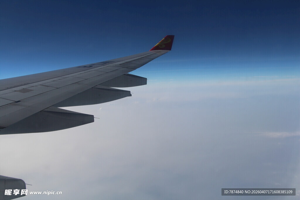 飞机机翼上的高空风景