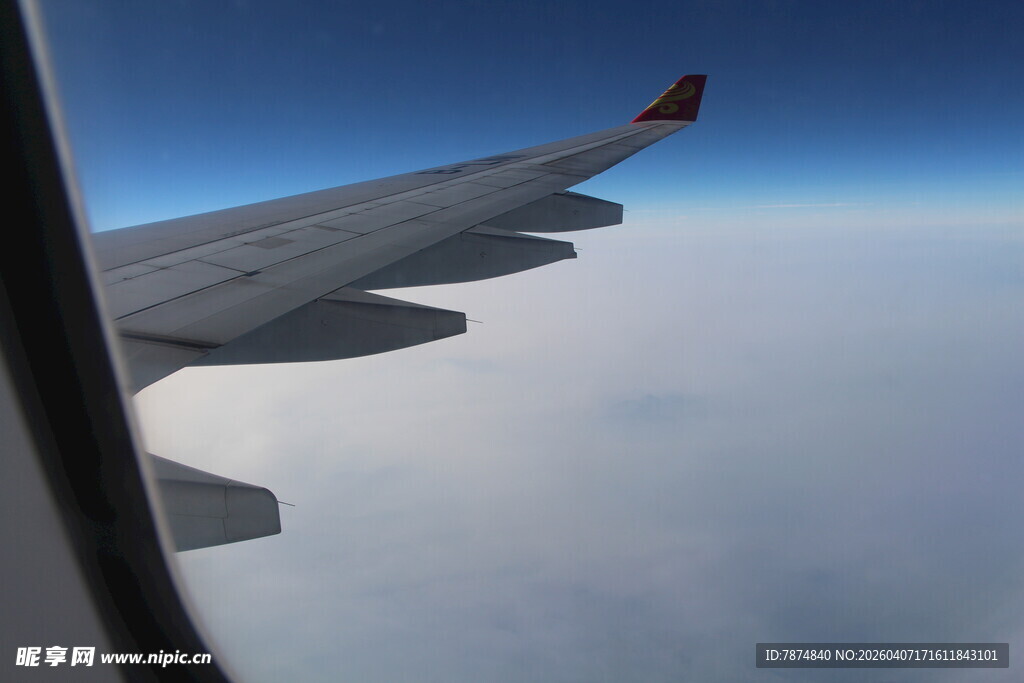 飞机机翼俯瞰云海美景