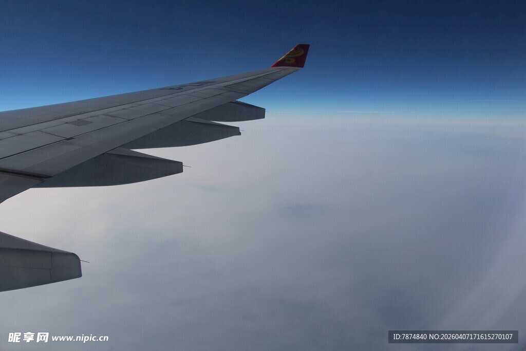 飞机机翼俯瞰云海美景