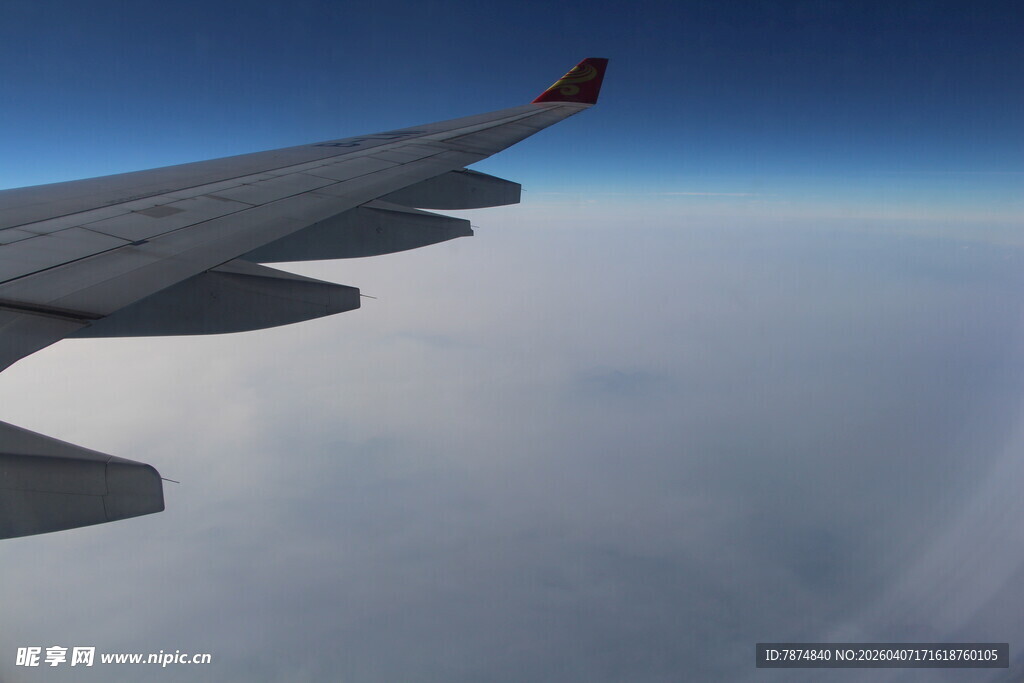 飞机机翼 云端之上的视角