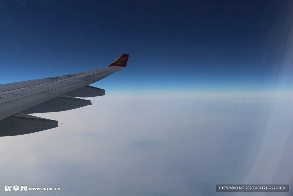 飞机机翼俯瞰云海美景