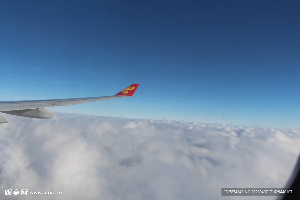 高空俯瞰飞机机翼与云海