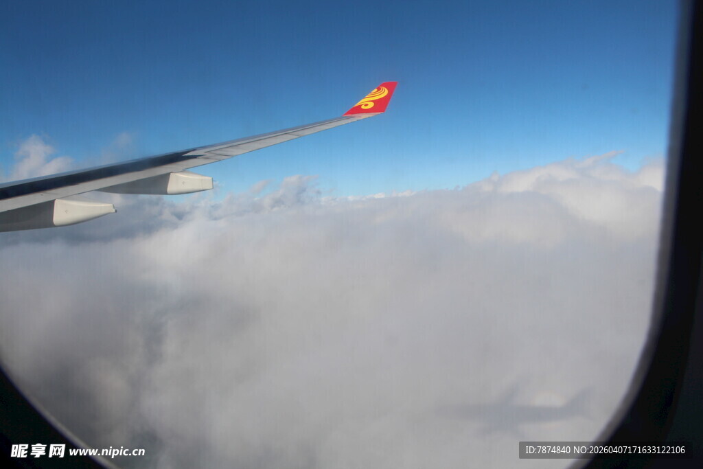 机窗外的云海与机翼