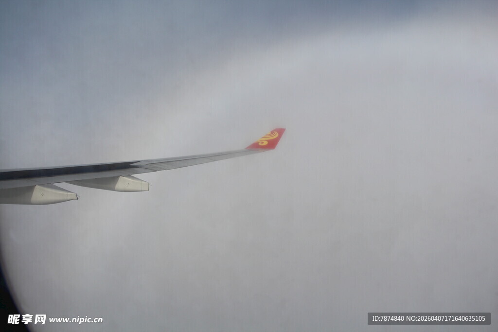 飞机机翼视角下的天空