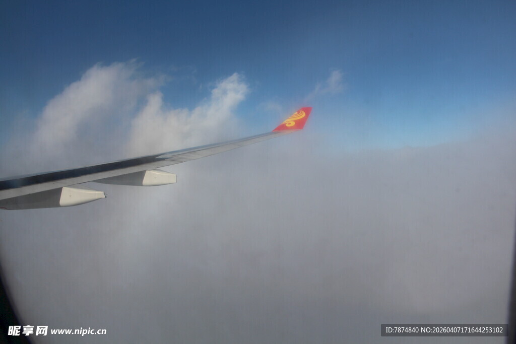 云端上的飞机机翼