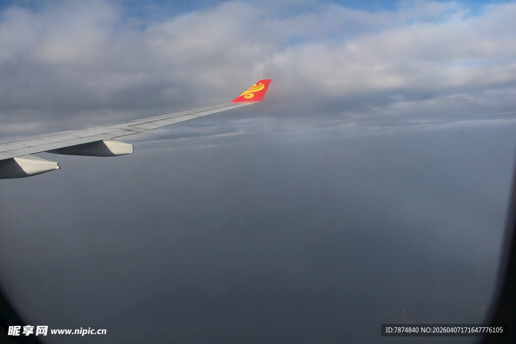 飞机机翼外的云端景象