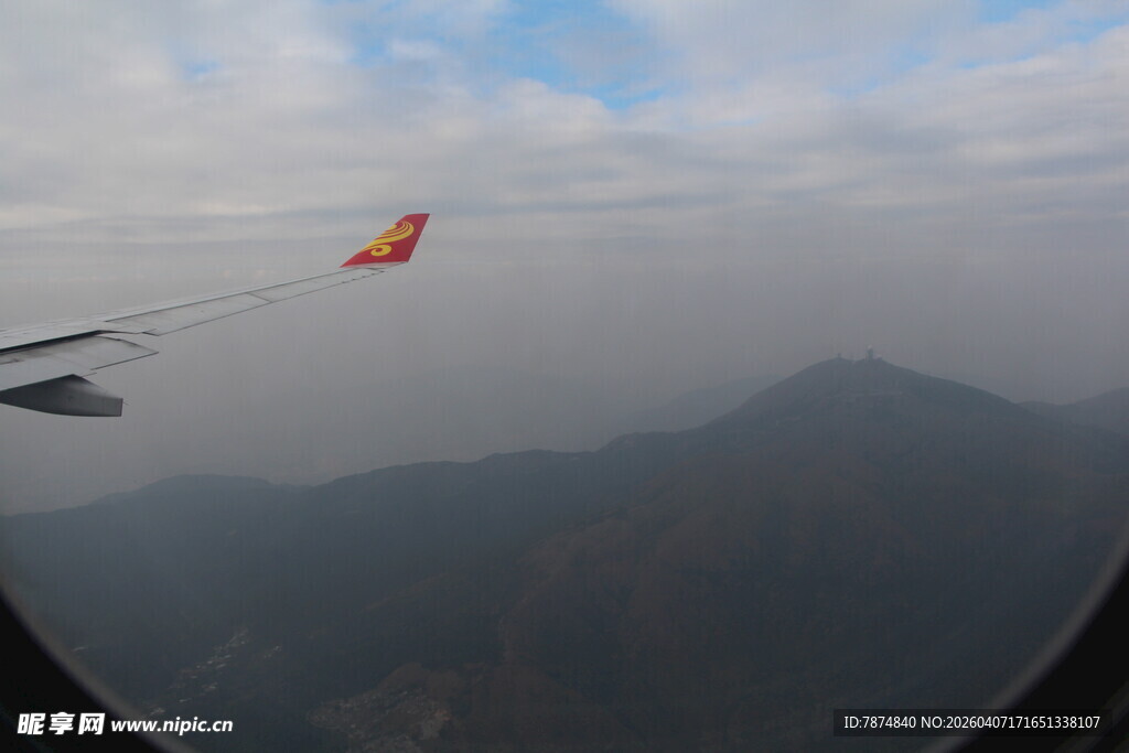空中俯瞰飞翔的飞机与山峦