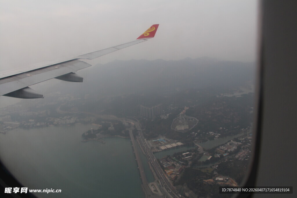 机窗视角下的城市与机翼