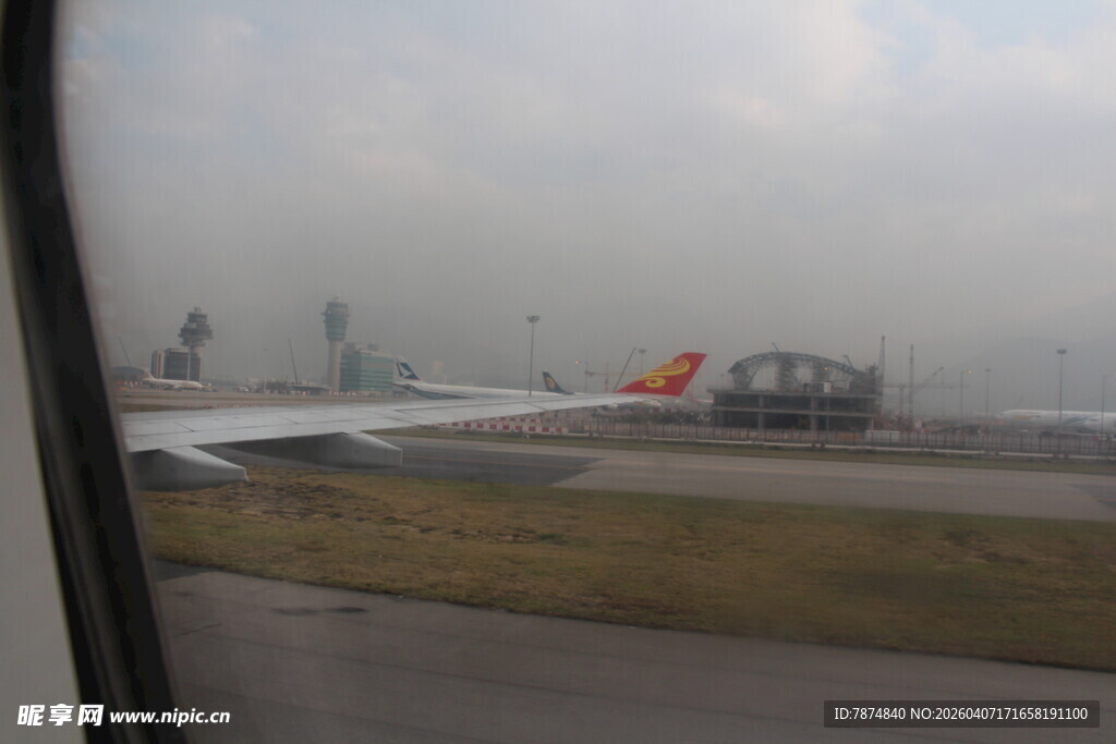 机场跑道上的飞机