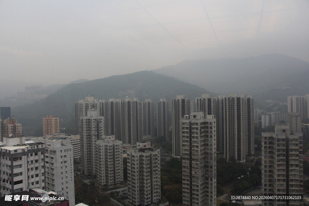 雾中林立的城市高楼景观