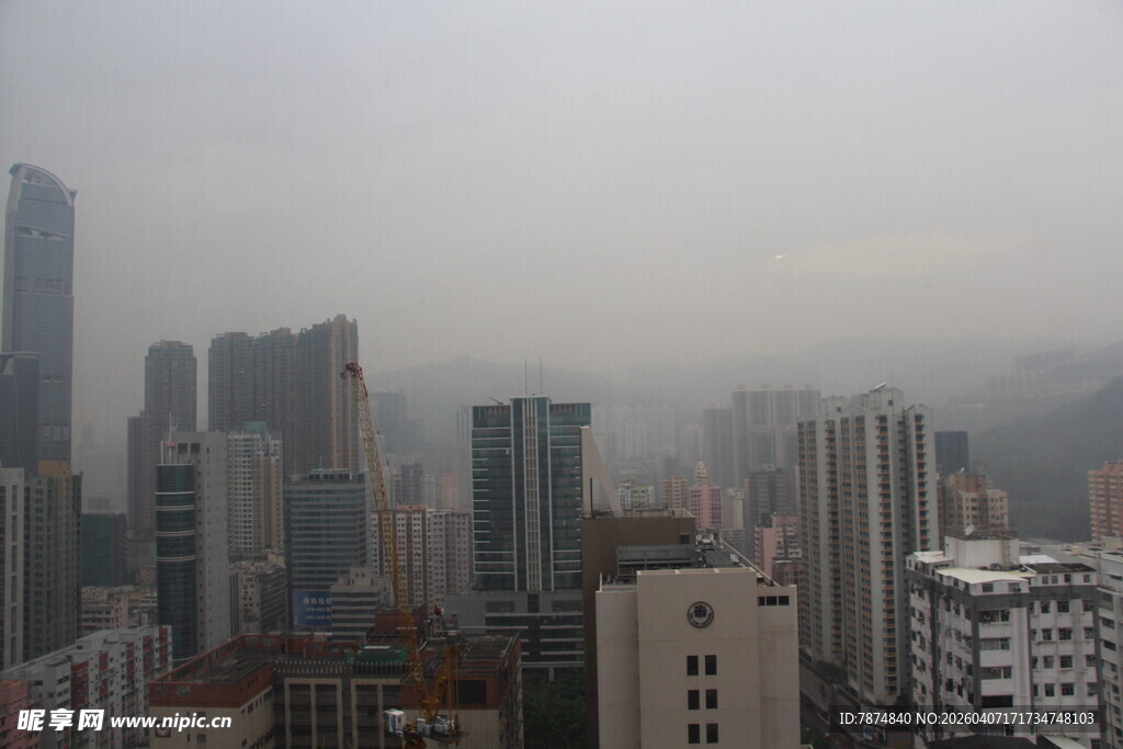 雾中城市高楼景观