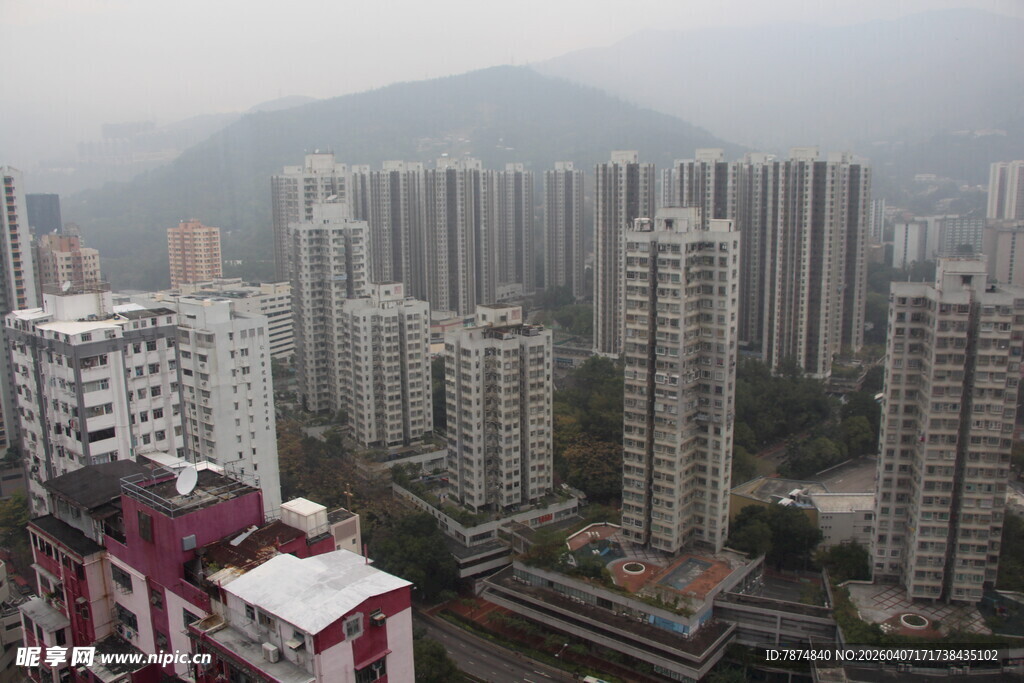 雾中都市高楼景观