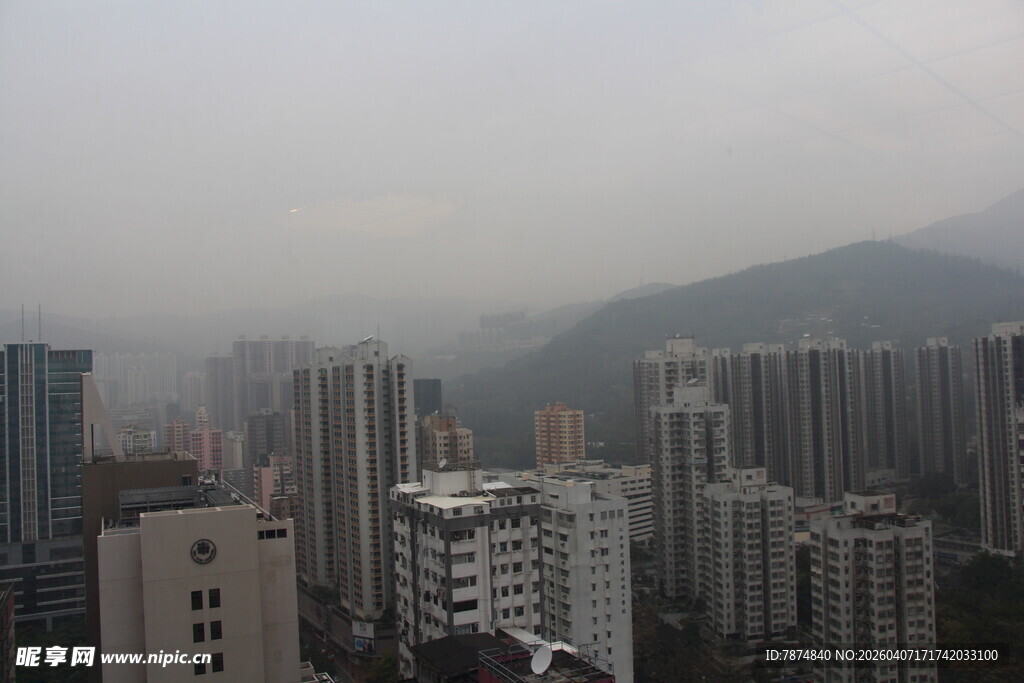 雾中城市高楼景观