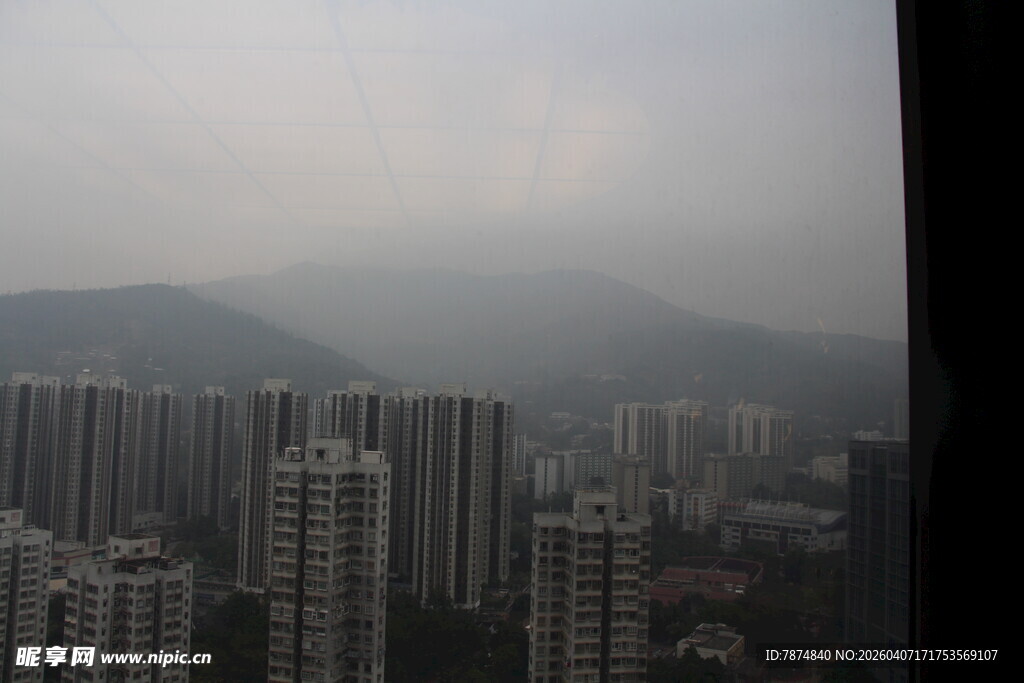 雾中城市与远山景观