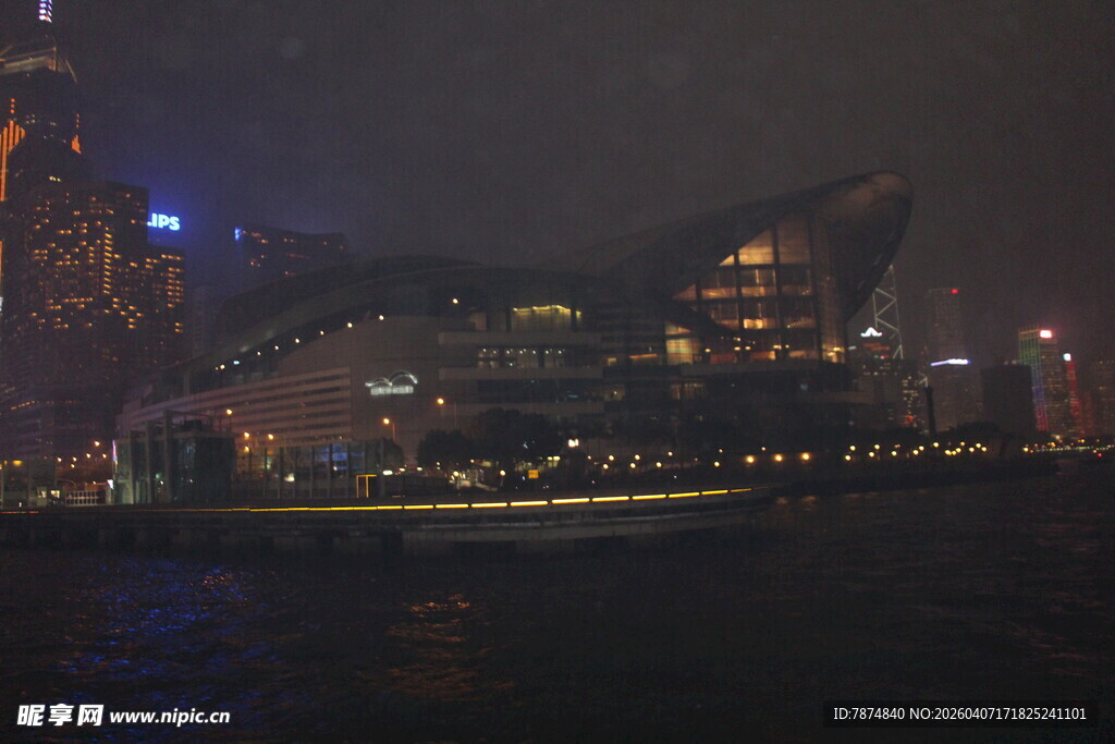 城市夜景中的璀璨建筑