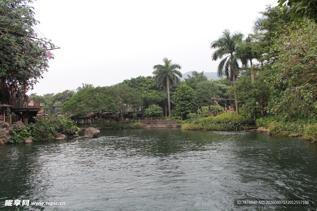 河畔绿意盎然的自然景致
