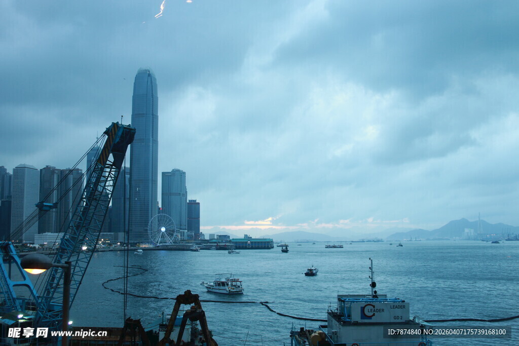 海港城市天际线与船只