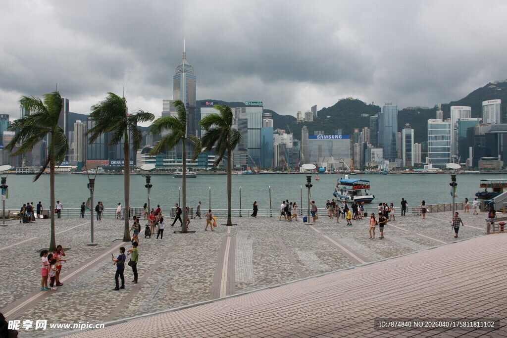 海滨城市热闹沙滩景象