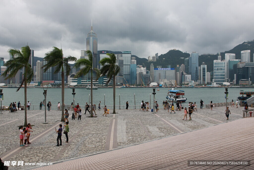 海滨城市热闹的休闲沙滩