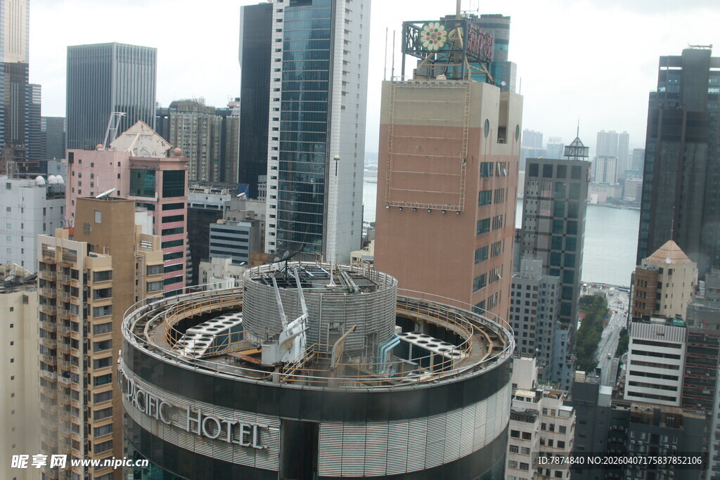 城市高楼顶独特雕塑景观