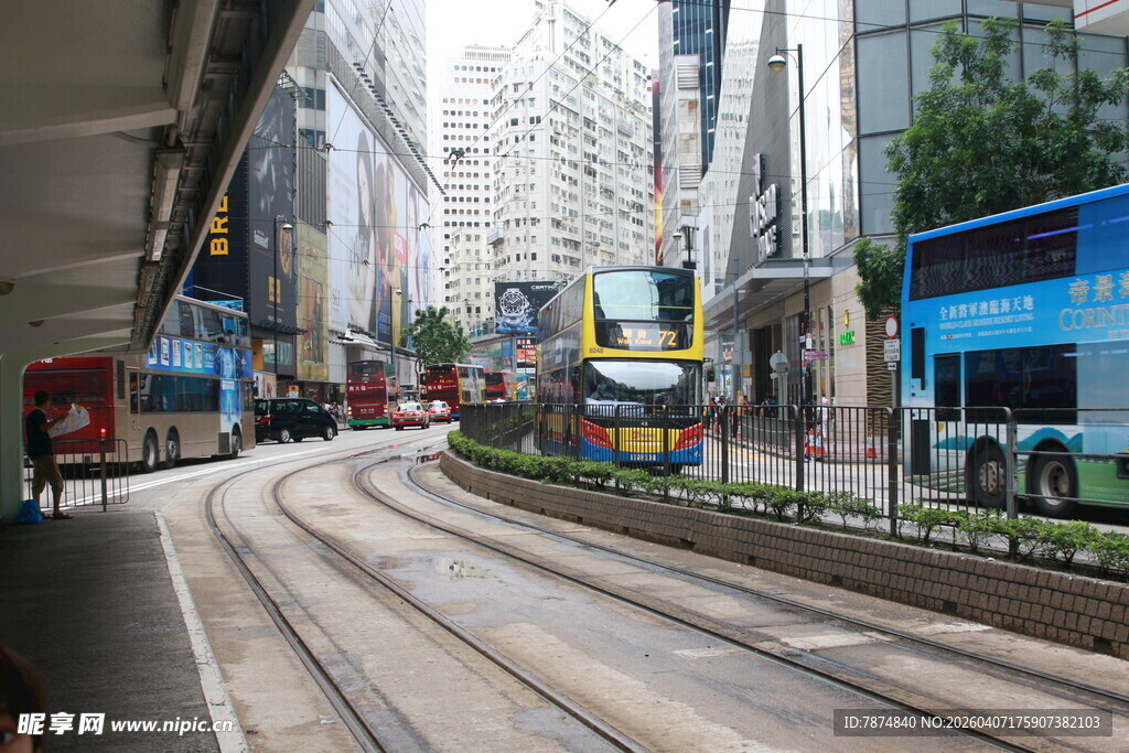 城市轨道上的多彩巴士景观