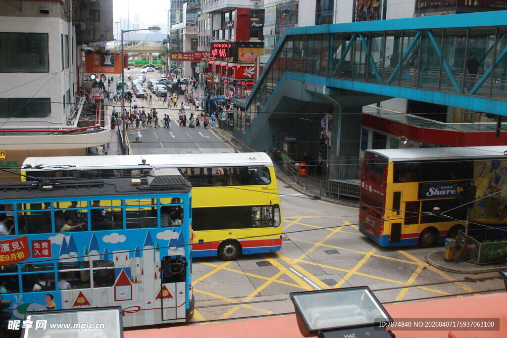 繁忙都市街道公交景象