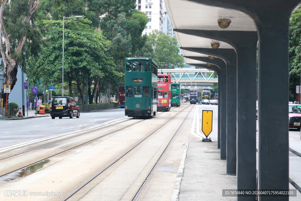 城市有轨电车轨道旁景象