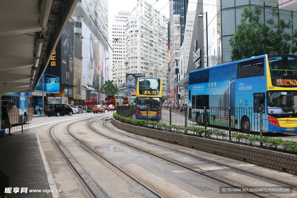 城市街道上的有轨电车景观