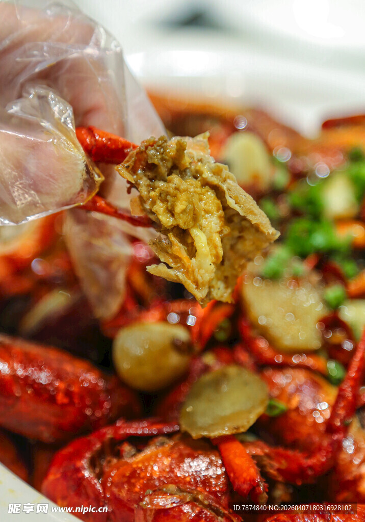 美味小龙虾被夹起