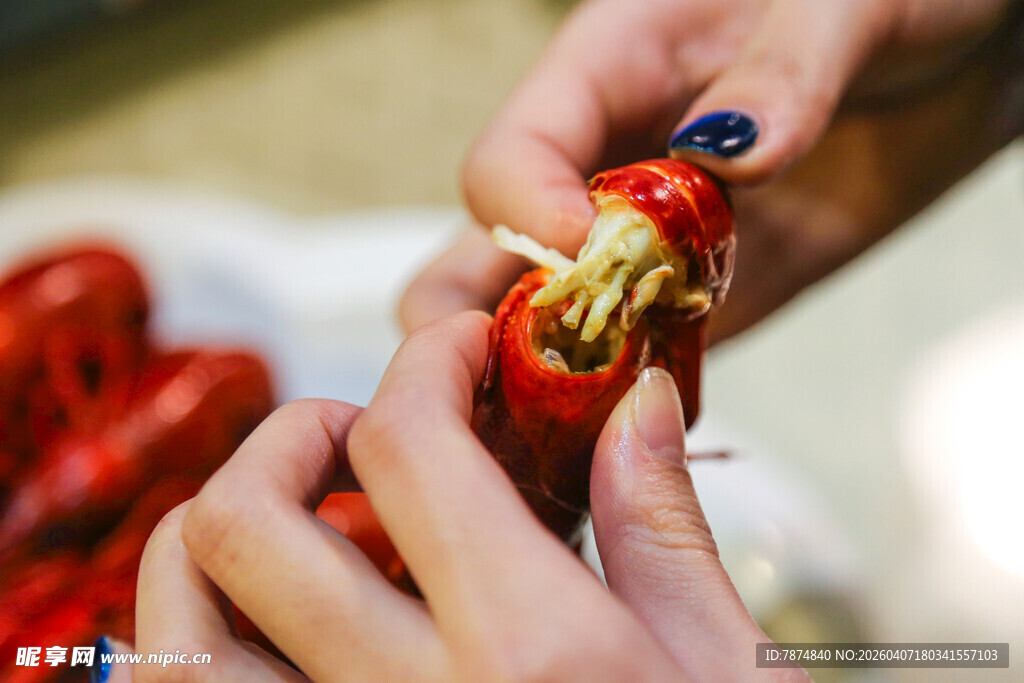 手剥美味小龙虾