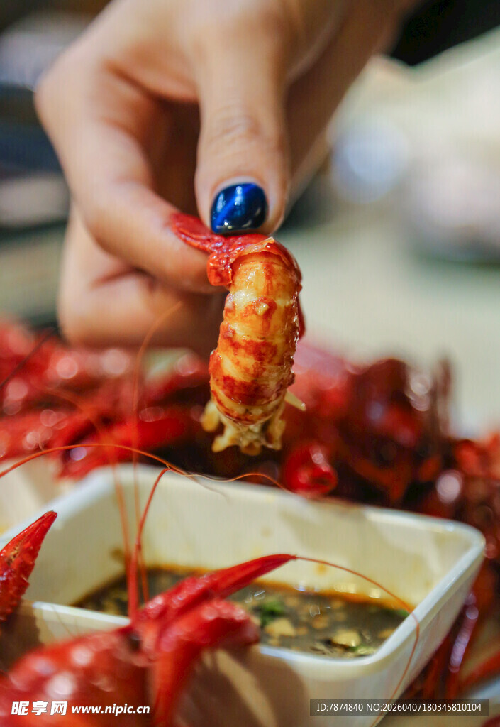 手剥美味小龙虾特写
