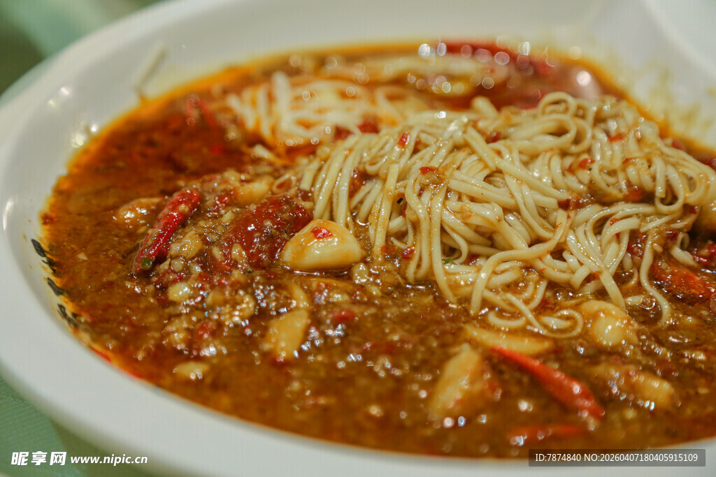 香辣美味的红油面条