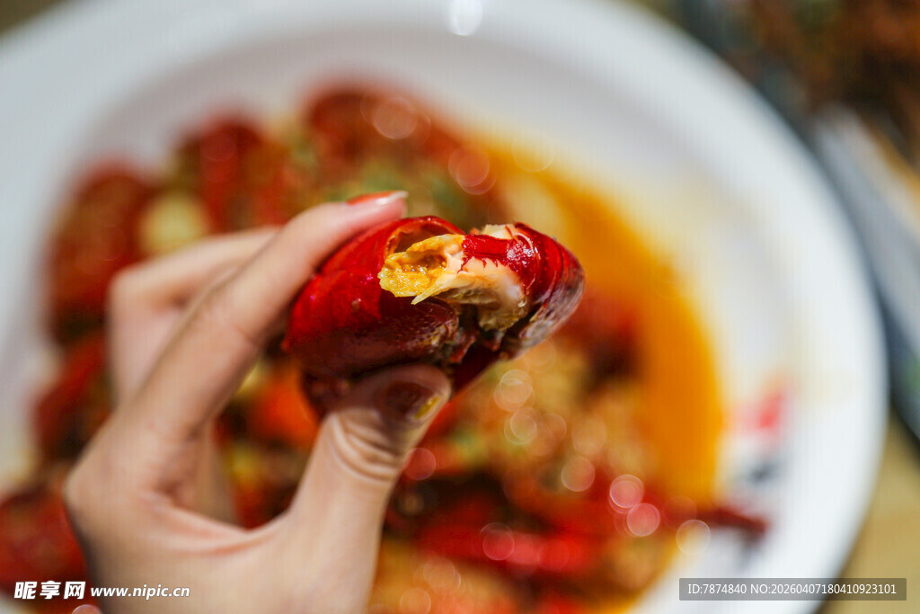 手捏红辣椒 碗中美食诱人