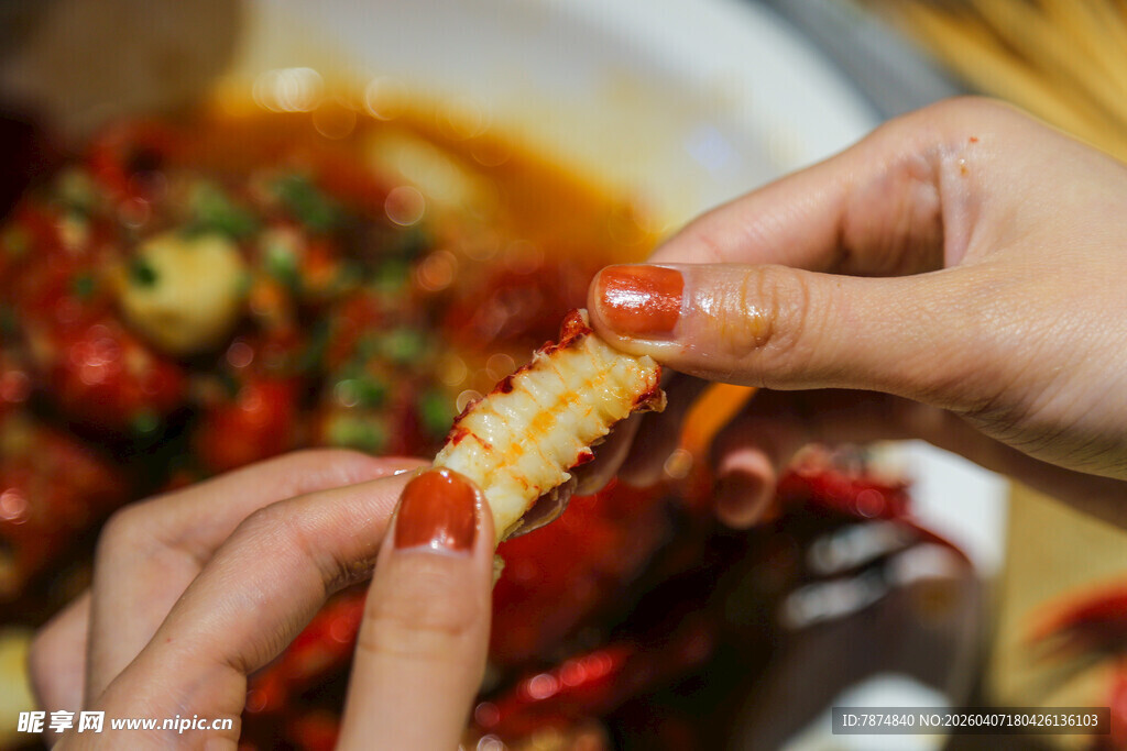 手剥美味小龙虾瞬间