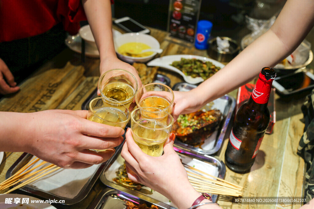 朋友相聚举杯欢乐时刻