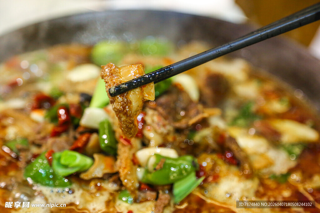 美味火锅食材夹取瞬间