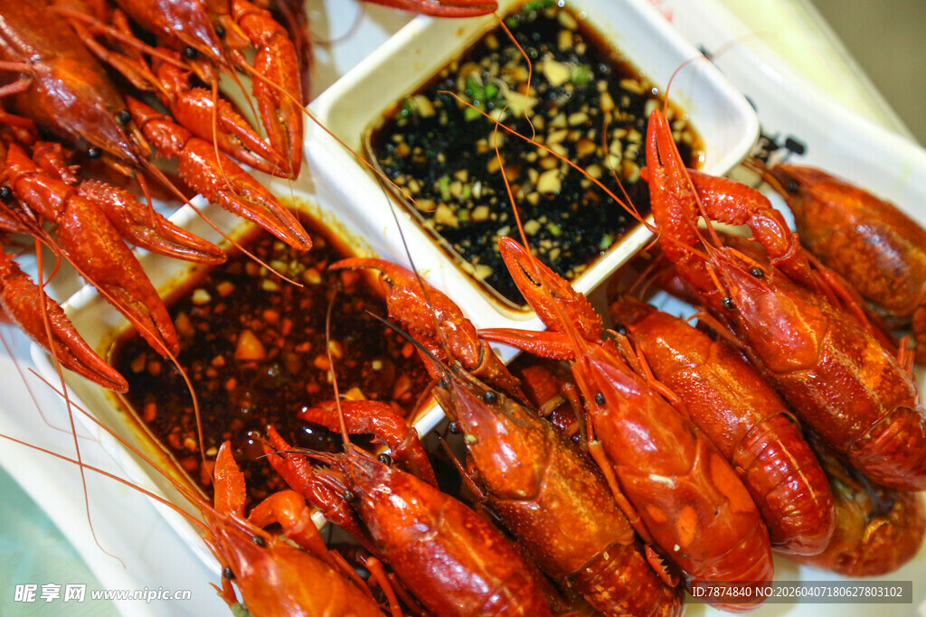 美味小龙虾配特色蘸料