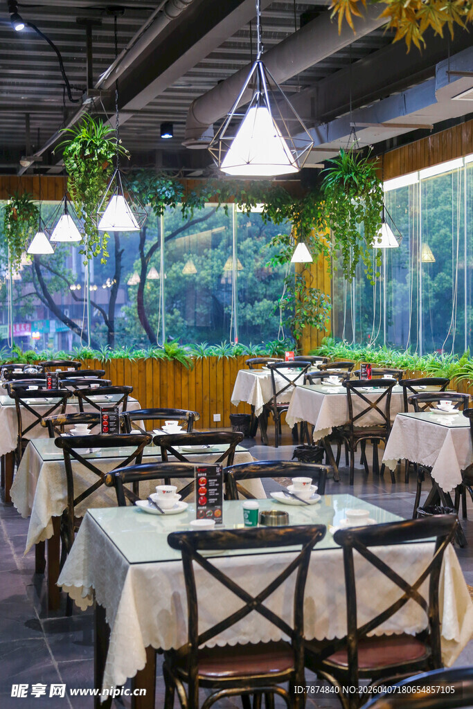 现代风格绿植装饰餐厅空间