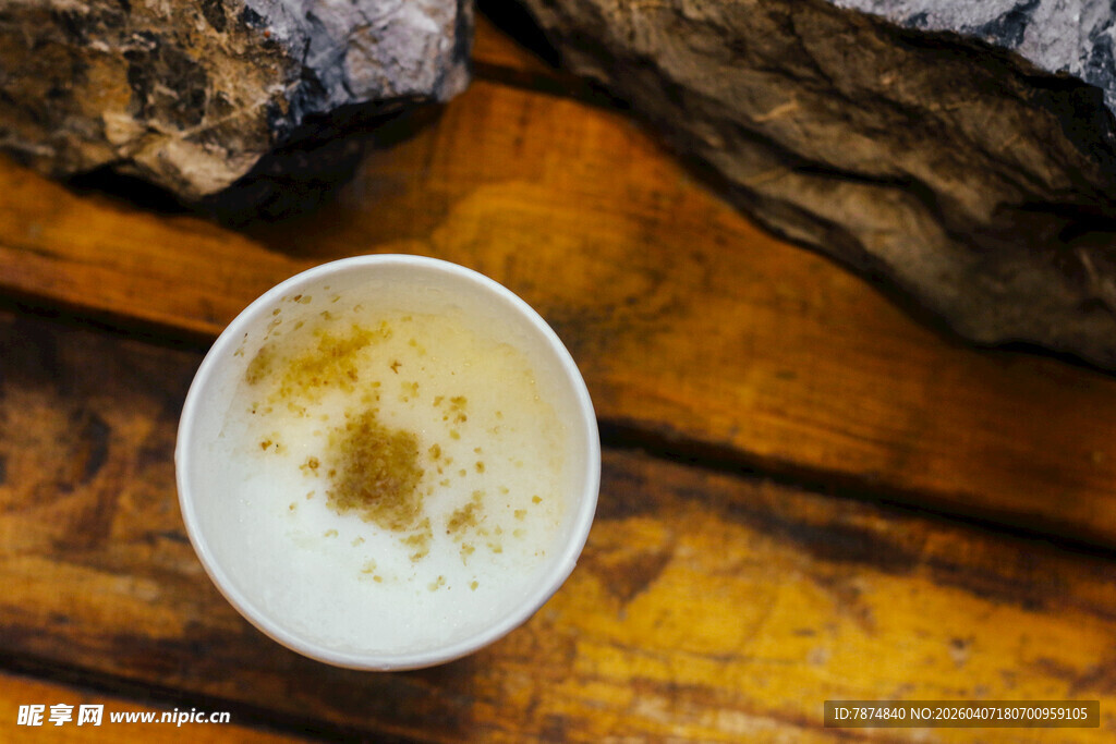 木桌上的一杯饮品