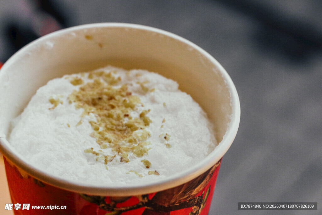 一杯撒料的美味白色饮品