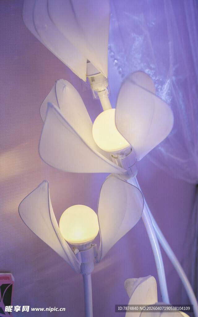 梦幻白色花朵造型灯具