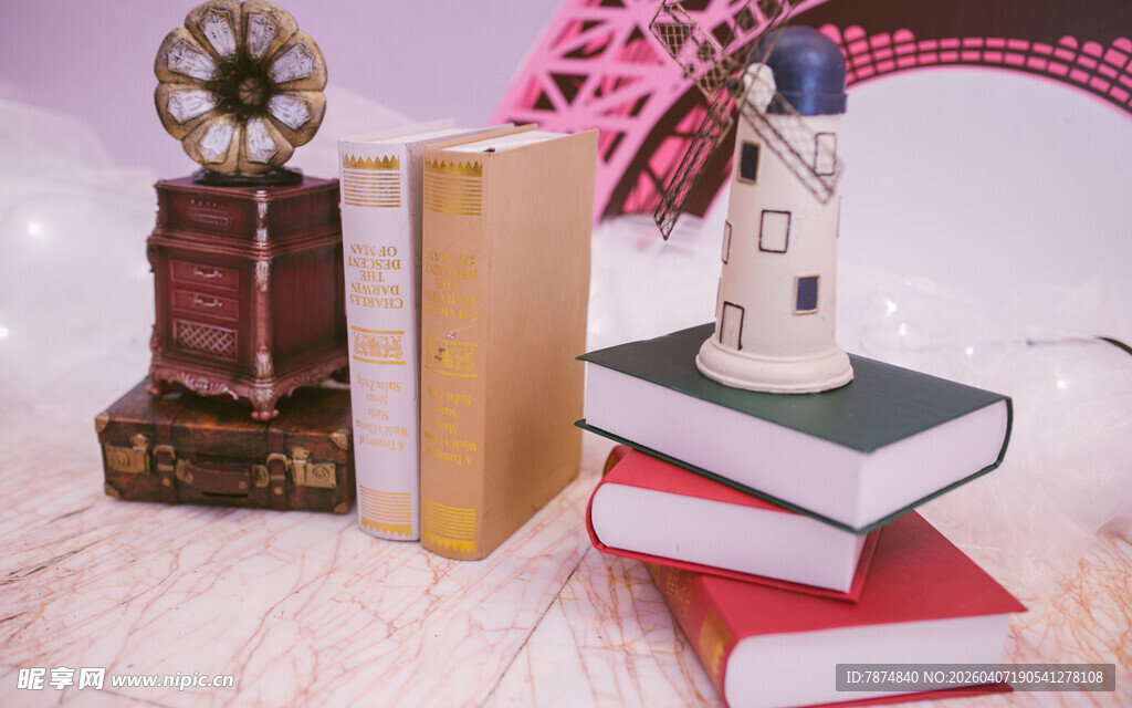 复古摆件与书籍的文艺组合