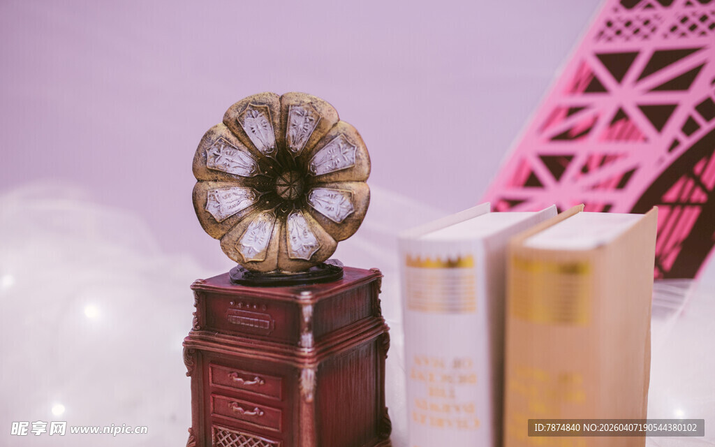 复古摆件与埃菲尔铁塔模型