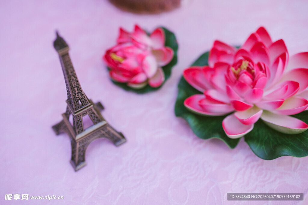 埃菲尔铁塔与莲花摆件