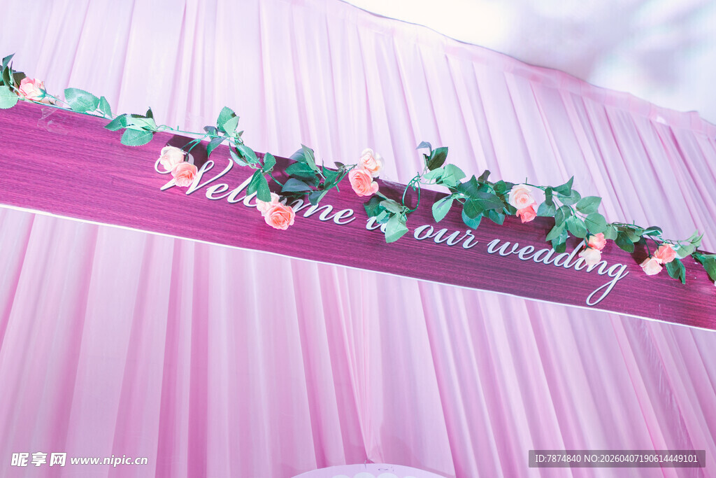 粉色婚礼装饰花环布置